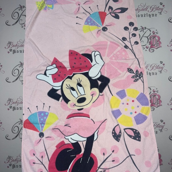 Disney towel Minnie Mouse pink beach bath 🛁 🏝️ summer cute soft Disney lover - Picture 3 of 8
